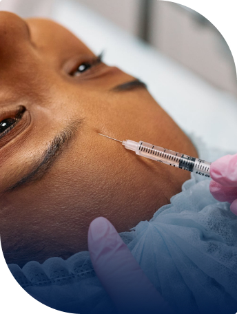 вводять ін'єкцію в лобову частину жіночолго обличчя