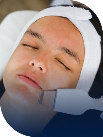 роблять масаж жіночого обличчя